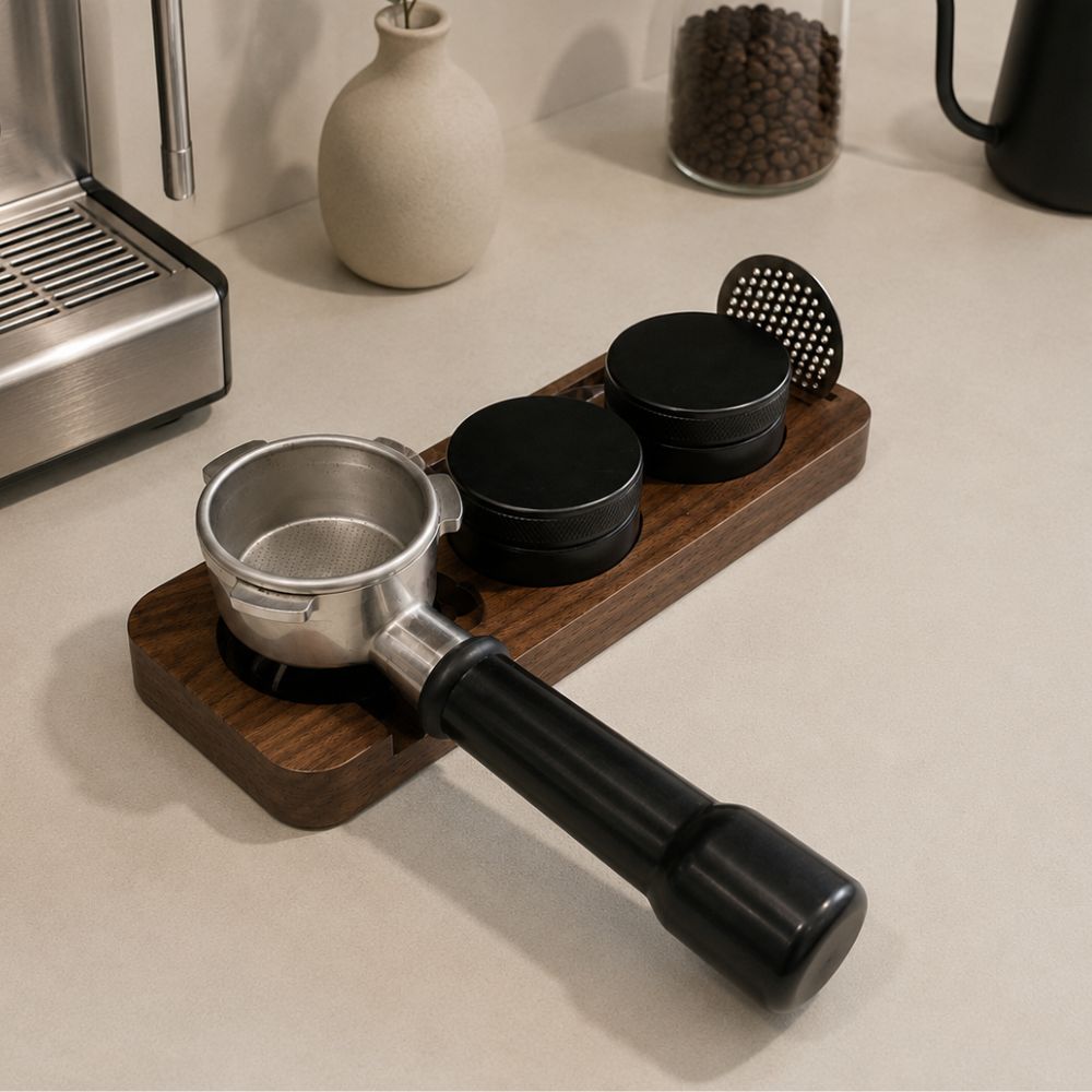 Siebträgerhalter aus Holz und Espresso-Tamperstation
